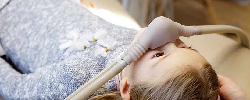 Kind bei der Sedierung in der Zahnarztpraxis medicodent in Idstein