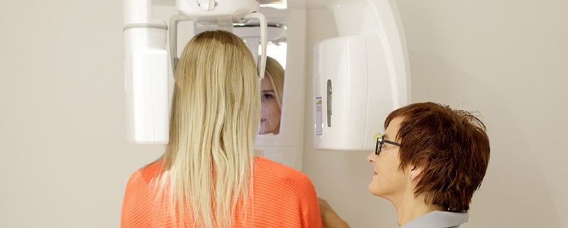 Zahnarztpraxis medicodent Idstein - Junge Frau beim Röntgen