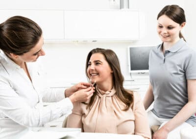Beratung zum individuellen Bleaching in der medicodent Zahnarztpraxis Idstein.